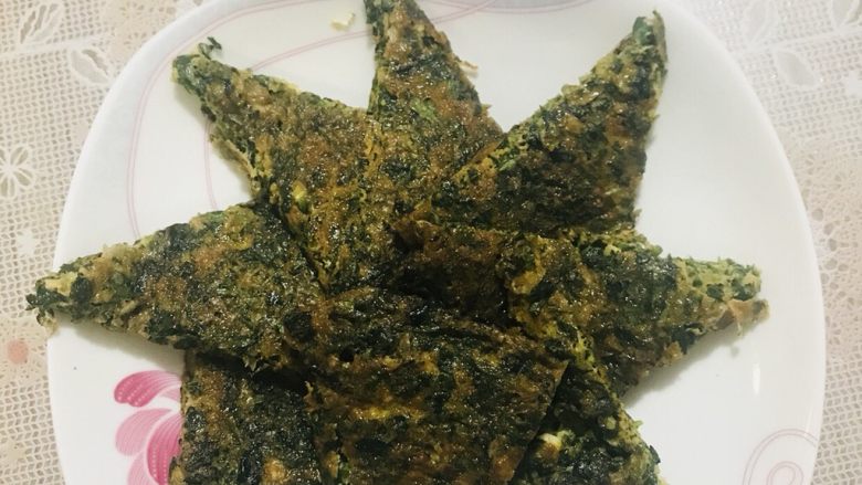 蒲公英鸡蛋饼,煎好后倒在菜板上 按自己喜欢的形状分切装盘 OK啦