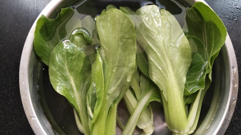 大食量~腊肠+大虾双拼饭,蒸米饭同时,<a style='color:red;display:inline-block;' href='/shicai/ 115'>油菜</a>淡盐水浸泡一分钟,控水备用。