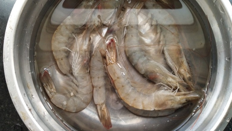 大食量~腊肠+大虾双拼饭,<a style='color:red;display:inline-block;' href='/shicai/ 291'>明虾</a>淡盐水浸泡,洗净。