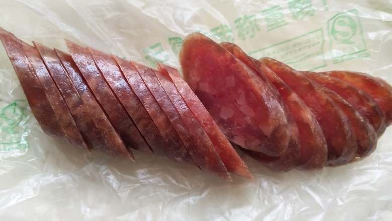 大食量~腊肠+大虾双拼饭,烤肠切片备用。