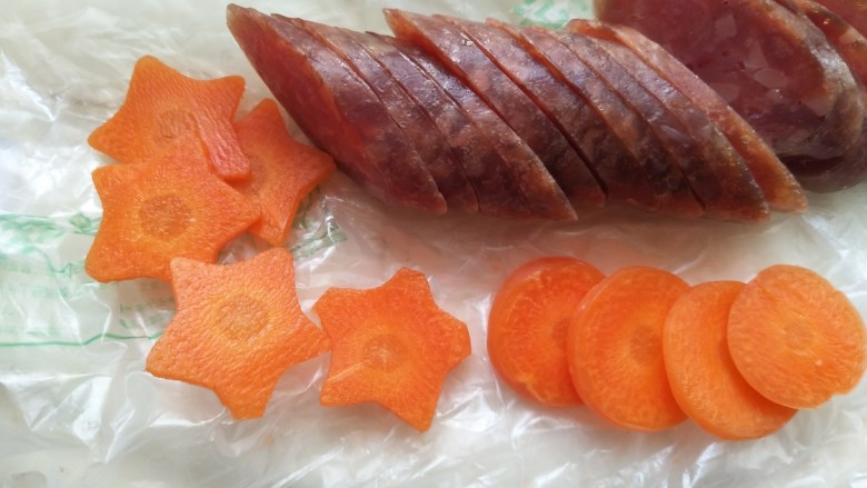 大食量~腊肠+大虾双拼饭,<a style='color:red;display:inline-block;' href='/shicai/ 25'>胡萝卜</a>切成片。