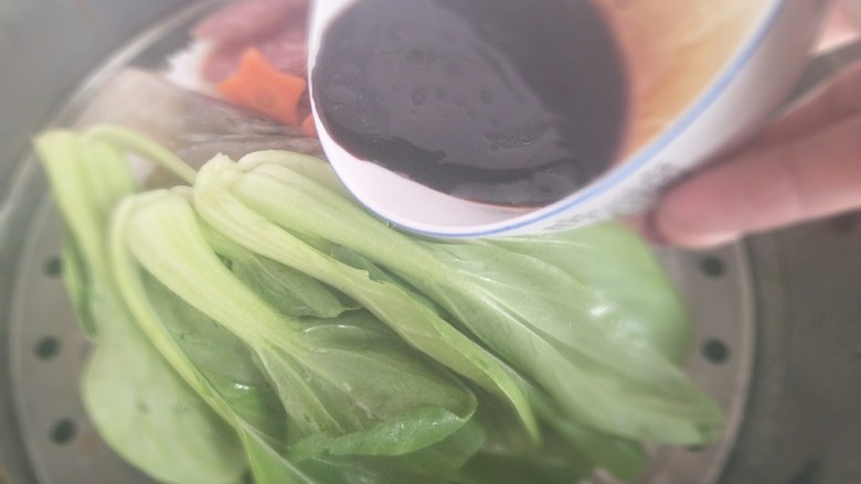 大食量~腊肠+大虾双拼饭,放入料汁（<a style='color:red;display:inline-block;' href='/shicai/ 721'>蚝油</a>，<a style='color:red;display:inline-block;' href='/shicai/ 692'>酱油</a>，<a style='color:red;display:inline-block;' href='/shicai/ 847'>香油</a>），再蒸五分钟。