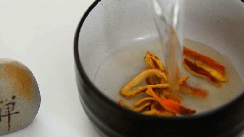 这款红豆陈皮番薯汤,解决胃口不开、帮助消化,冰镇热饮都好喝,<a style='color:red;display:inline-block;' href='/shicai/ 3772'>陈皮</a>浸泡备用。