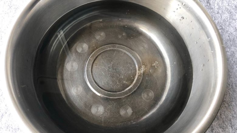 香辣口水鸡,提前放冰箱冷藏一大碗冰水(要烧开过的水)