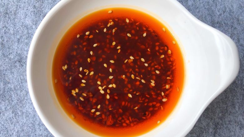 香辣口水鸡,<a style='color:red;display:inline-block;' href='/shicai/ 89593'>自制辣椒油</a>50g,辣椒油的制作方法我在前面的菜谱(麻辣金针菇)里有写过