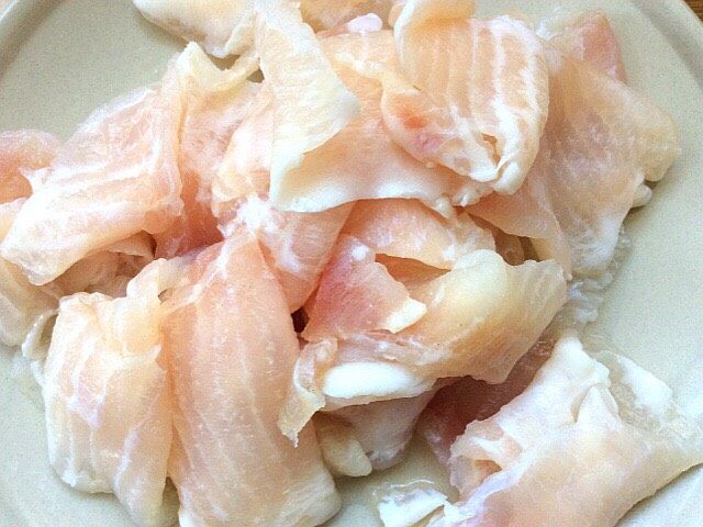 辅食计划+荠菜鱼肉丸,备好<a style='color:red;display:inline-block;' href='/shicai/ 8293'>巴沙鱼片</a>,洗净