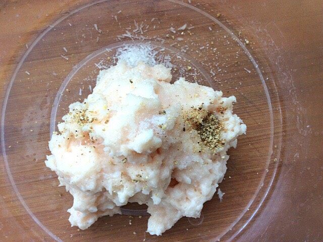 辅食计划+荠菜鱼肉丸,鱼蓉中放少许盐,味精,胡椒粉,搅拌均匀