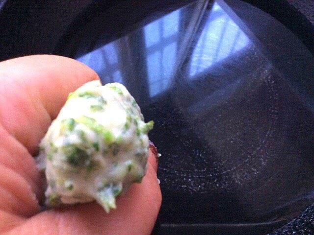 辅食计划+荠菜鱼肉丸,锅中加入凉水,用手虎口挤出丸子