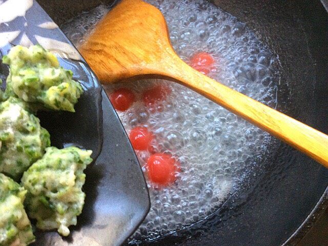 辅食计划+荠菜鱼肉丸,煮至起大泡后倒入丸子摇动锅子使丸子裹上欠汁,淋入<a style='color:red;display:inline-block;' href='/shicai/ 847'>香油</a>,即可出锅