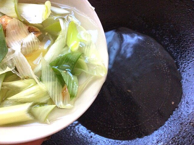辅食计划+荠菜鱼肉丸,起锅,倒入葱姜水