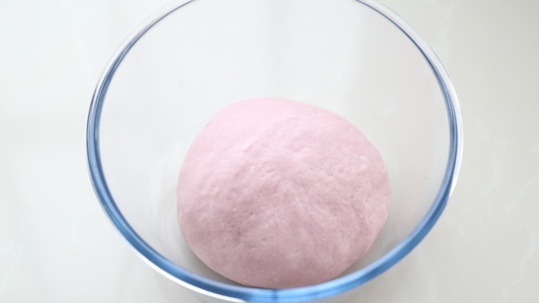 紫薯玫瑰花馒头,待酵母乳化后与面粉、120克牛奶紫薯泥、<a style='color:red;display:inline-block;' href='/shicai/ 3729'>白糖</a>混合揉成均匀的面团,然后盖上保鲜膜醒十分钟,这并不是发酵,就是让面团松弛一下