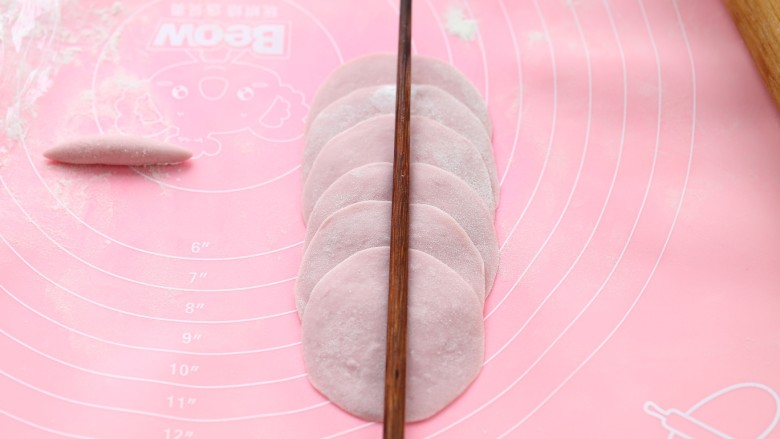紫薯玫瑰花馒头,然后把6个圆片如图中叠在一起,用筷子在中间压一下