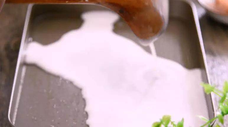 广东肠粉最简单的制作,盛一勺米浆,均匀铺平
