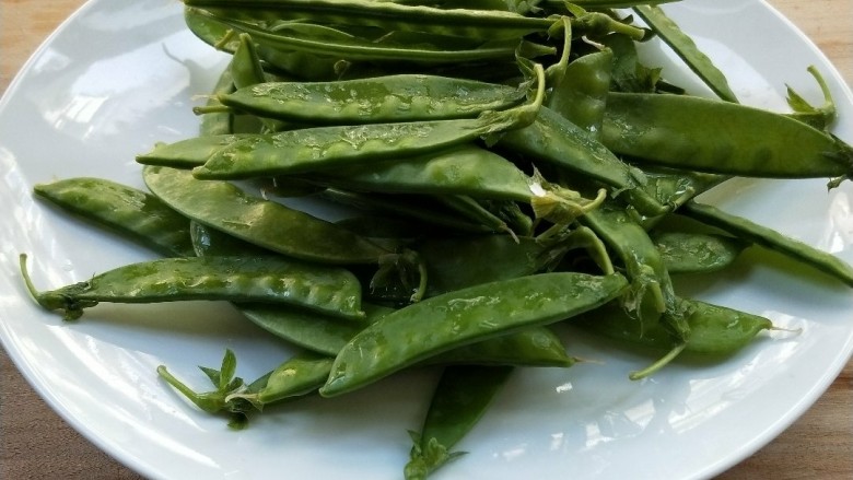 菌类料理+荷兰豆草菇虾仁,<a style='color:red;display:inline-block;' href='/shicai/ 81'>荷兰豆</a>洗净,撕去两边的长丝。