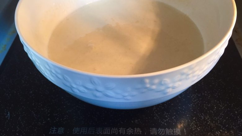 驴打滚(微波炉版),放进微波炉里高火叮三分钟,变凝固了取出来,因为每个微波炉不一样,所以要适当调整时间