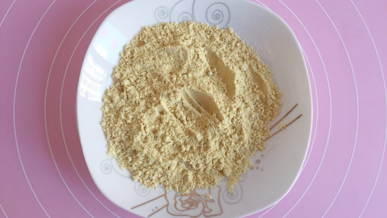 驴打滚(微波炉版),黄豆面颜色变深了,有香味了,可以尝一尝,如果还有生豆粉味就再叮一下,黄豆粉一定要叮熟,否则有生豆子味就不好了