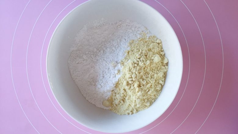 驴打滚(微波炉版),取一个可以放微波炉里的大碗,把糯米饭和另一份黄豆粉放里面
