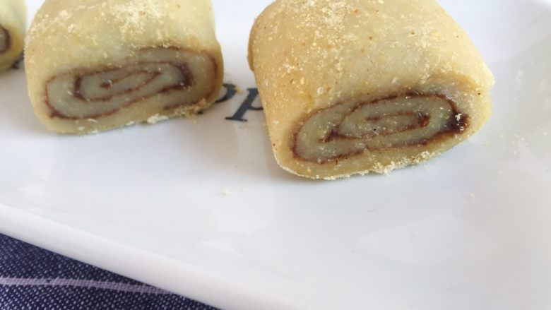 驴打滚(微波炉版),可以把剩下的熟黄豆粉撒上一些