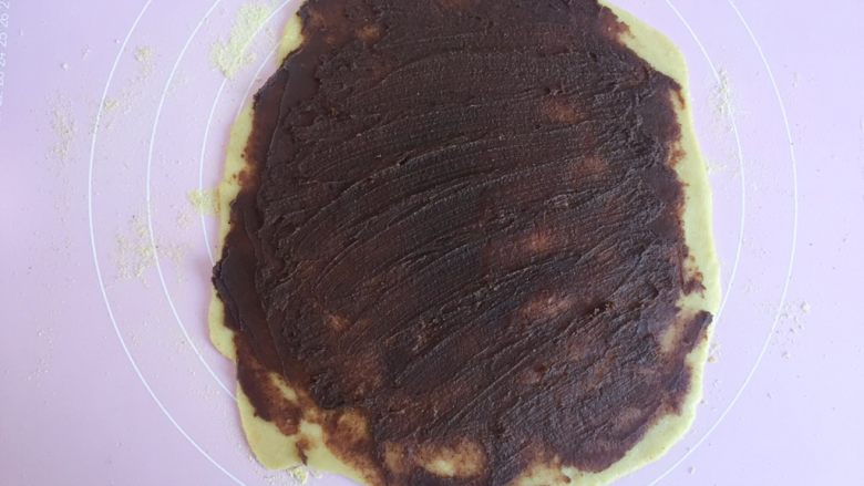 驴打滚(微波炉版),案板上撒一下叮好的黄豆粉,擀成饼状,涂上一层豆沙,喜欢吃的就多放一点