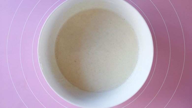 驴打滚(微波炉版),倒入清水,搅拌均匀呈糊状