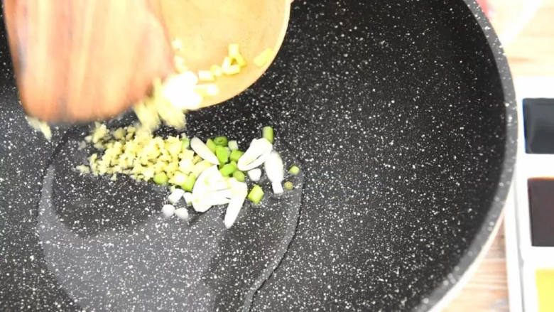 简单的、可口的、下饭的,这样的一碟小菜轻松上手,热锅冷油,下姜葱蒜爆香。