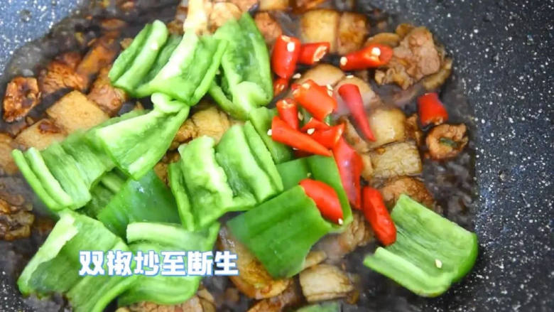 简单的、可口的、下饭的,这样的一碟小菜轻松上手,倒入双椒炒至断生。
