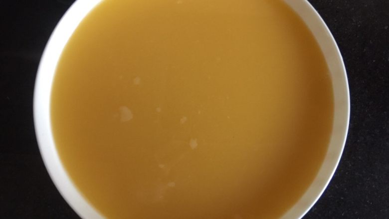 瑶柱(干贝)蒸蛋,我转到了一个盘子里,这一步可以直接倒进去也可以用筛网过滤,过滤会更细腻一些,不过我一般都不过滤,把泡泡吹到旁边用勺子舀掉就OK了