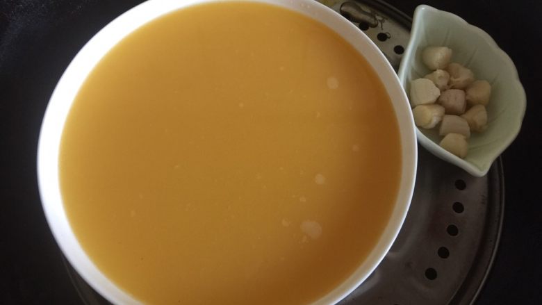 瑶柱(干贝)蒸蛋,干贝和蛋液一起冷水上锅蒸 ,干贝的小碟子里放一点点水哦,一丢丢就好了