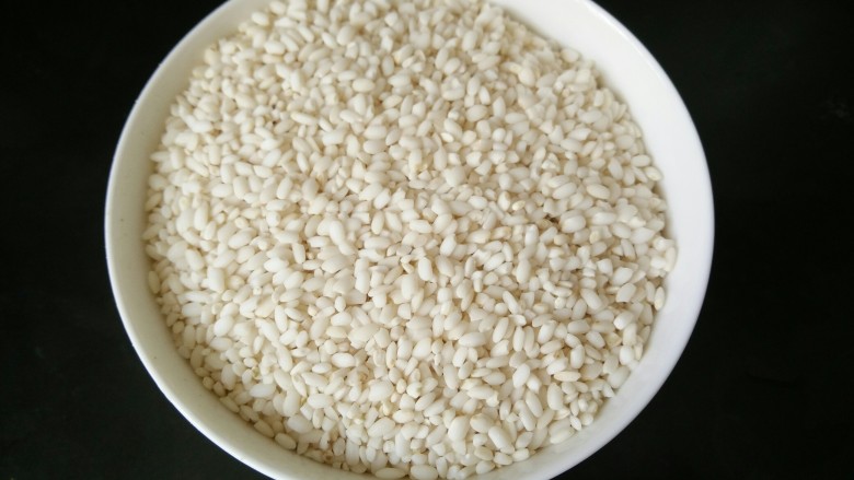 多彩糯米饭,准备好<a style='color:red;display:inline-block;' href='/shicai/ 498'>糯米</a>,淘洗干净。