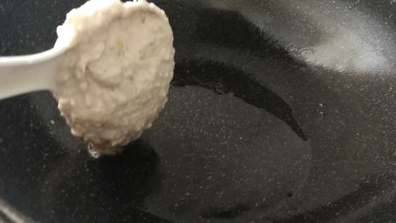 糯米香蕉派(排),起油锅,油热用饭勺把糯米香蕉湖放入锅里(如图)
