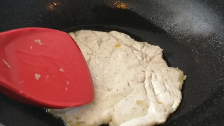 糯米香蕉派(排),用锅铲摊平(如图),摊得不是很圆,没有问题,一会可以切片。