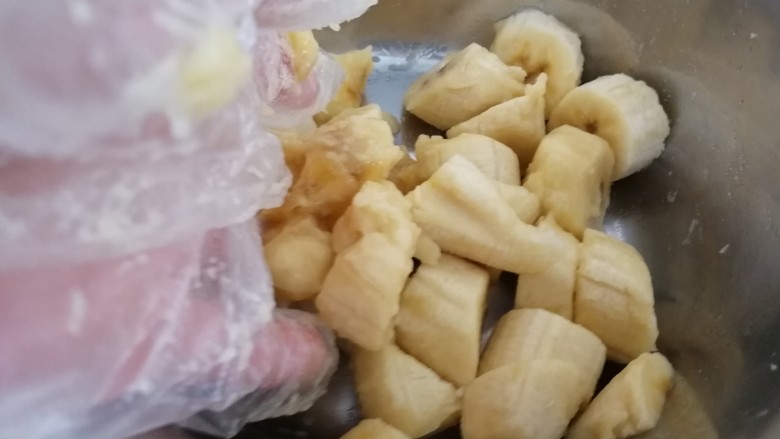 糯米香蕉派(排),戴上一次性手套捏碎(如图)