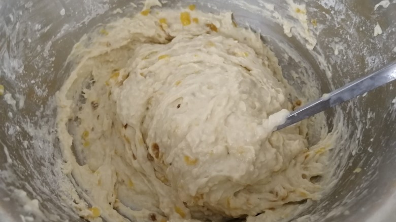 糯米香蕉派(排),用勺子顺时针搅拌均匀(如图),糯米粉比较粘不易用手搅拌。