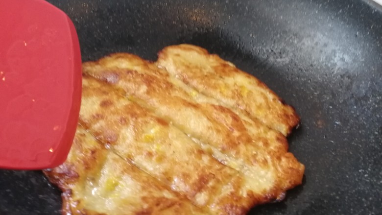 糯米香蕉派(排),用锅铲均匀切成长条形(如图)