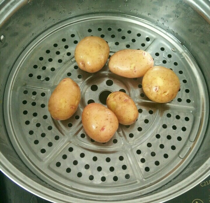 香煎小土豆,土豆洗干净表面泥土,放到蒸锅蒸熟,筷子可以轻松穿过。