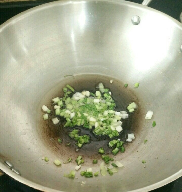 香煎小土豆,热锅凉油下葱花,煸出香味。