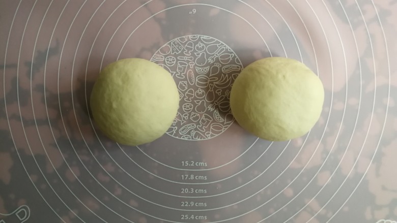薄底香肠披萨,我的面团材料可以做两个9寸披萨,所以将发酵后的面团分割成等分的两份,排气后收圆,静置松弛15分钟