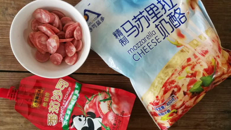 薄底香肠披萨,面团发酵期间就可以把馅料所需材料准备好,<a style='color:red;display:inline-block;' href='/shicai/ 425'>香肠</a>切成薄片备用