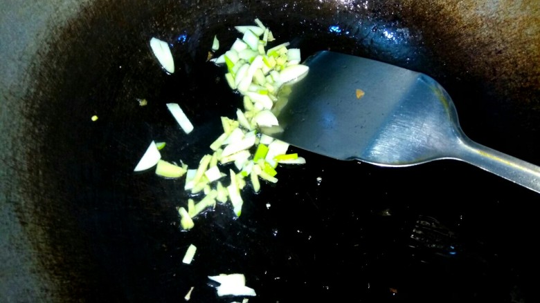 香辣三丁,锅中放入适量植物油,爆香葱姜蒜