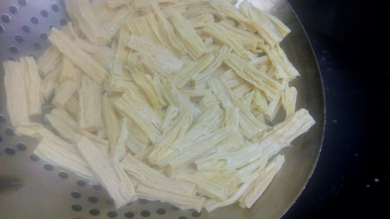 炝拌豆笋,水再次烧开,豆笋变软变白赶快将捞出来。煮久了就没口感了。
