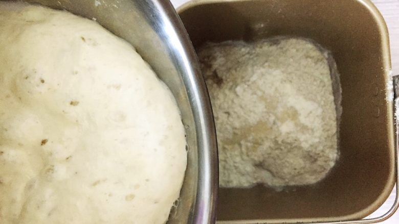 全麦核桃咖啡软欧包(液种发酵法),水一半放入液种,利用水的流动性,轻轻刮液种发酵盆底部把液种完整移到面包桶里,再倒入剩下一半的水,可预留出10克水待用,和面的过程,可根据面团的吸水程度进行添加