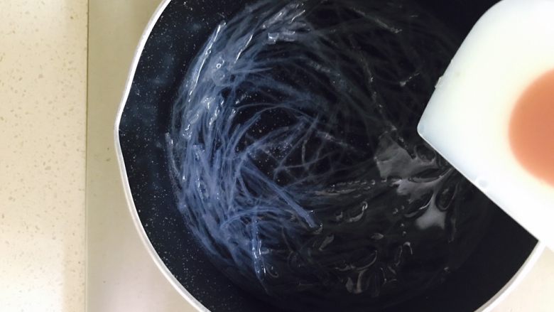 琥珀糖,泡好后捞出挤干水分,锅里放入400g清水,中火煮5分钟至琼脂融化