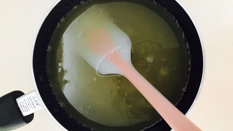 琥珀糖,加入砂糖拌匀,然后开中火煮至糖化