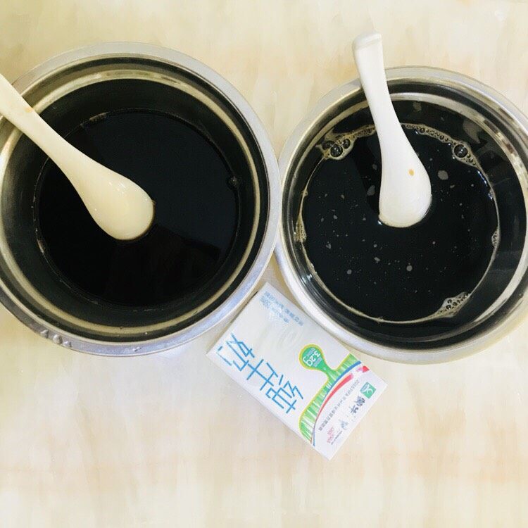 红糖馒头咖啡馒头,一盘红糖水,一盘咖啡~~看起来有点像😜