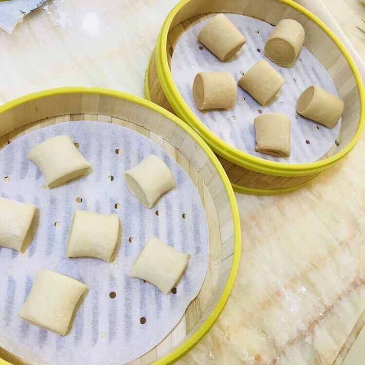 红糖馒头咖啡馒头,放入蒸笼,再醒发10分钟