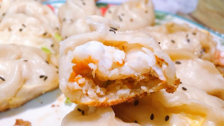 美味虾蛋报饺,咬开之后虾肉鲜滑,猪肉香嫩,还有汤汁流出,绝对惊艳小伙伴!