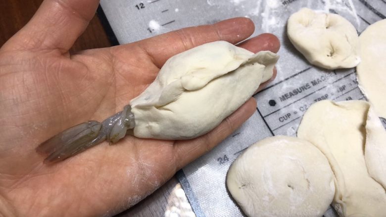 美味虾蛋报饺,再把旁边捏紧,同样的方法完成剩下的