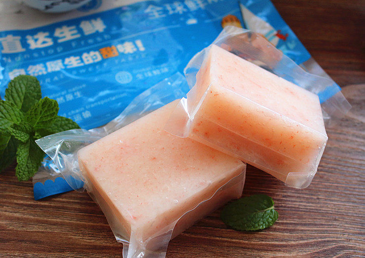 南极磷虾仁鲜肉马蹄卷,南极磷虾肉提前从冰箱冷藏室取出,自然化冻