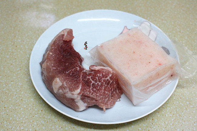 南极磷虾仁鲜肉马蹄卷,其它食材也准备妥当,面皮直接在市场买现成的,有时间的话,自己擀面皮,将面皮切大块一些,可以包入更多馅料,虾卷个头就更大,吃三两个就饱了