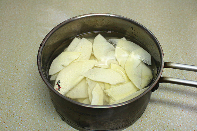 南极磷虾仁鲜肉马蹄卷,竹笋洗净后放入锅中,免盖焯熟后捞起,用自来水冲洗干净,去除涩味